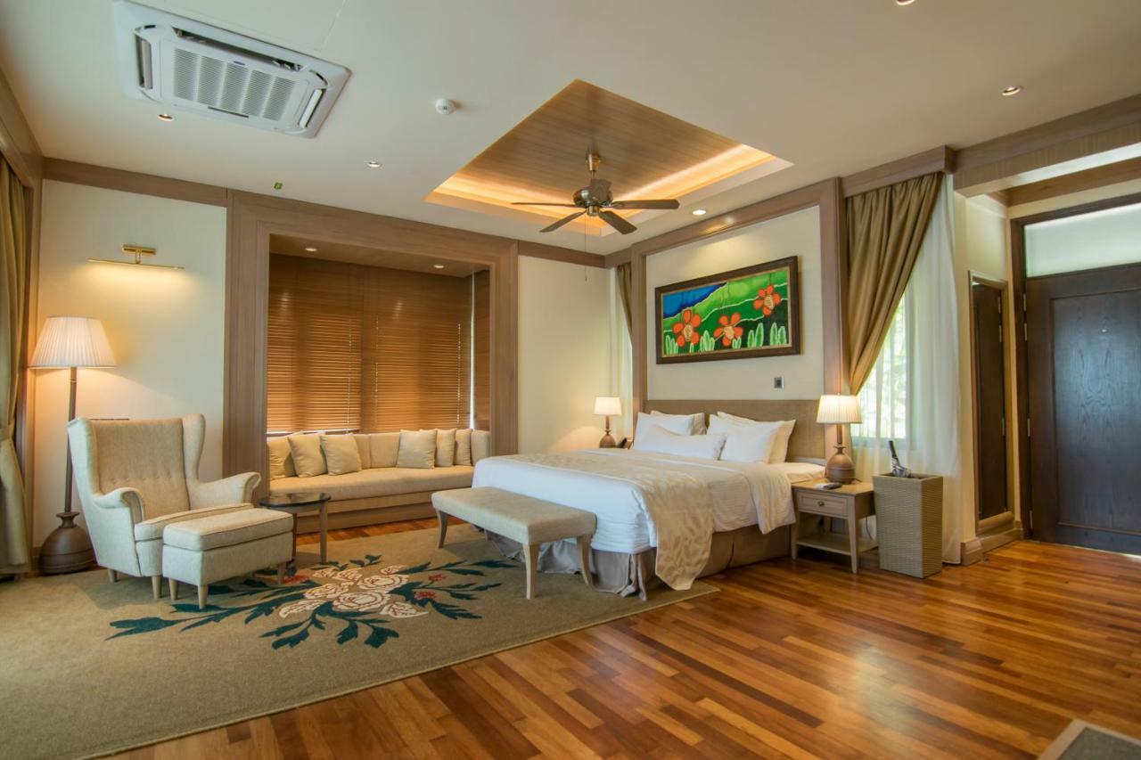 Royale Chulan Cherating Villa Bagian luar foto